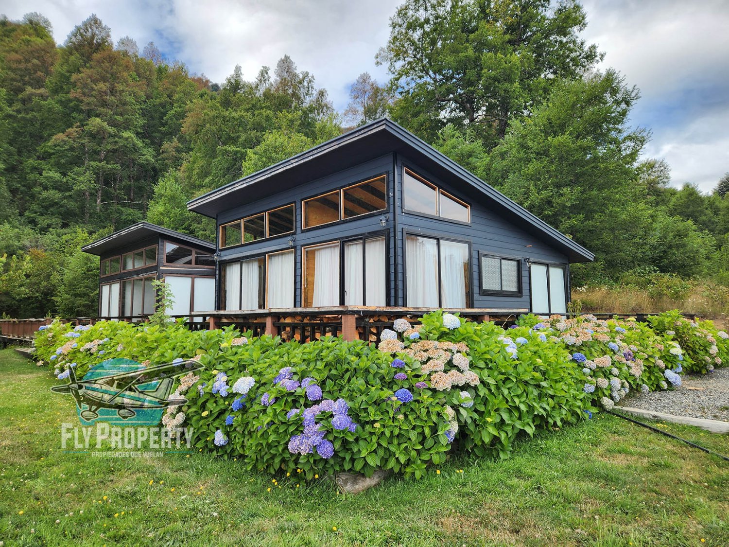 Chalet en Pucón con Vista al Volcán y Laguna Privada